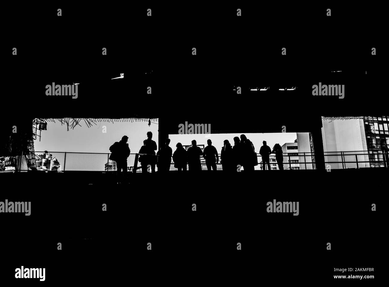 Un gruppo di persone in piedi Silhouette Foto Stock