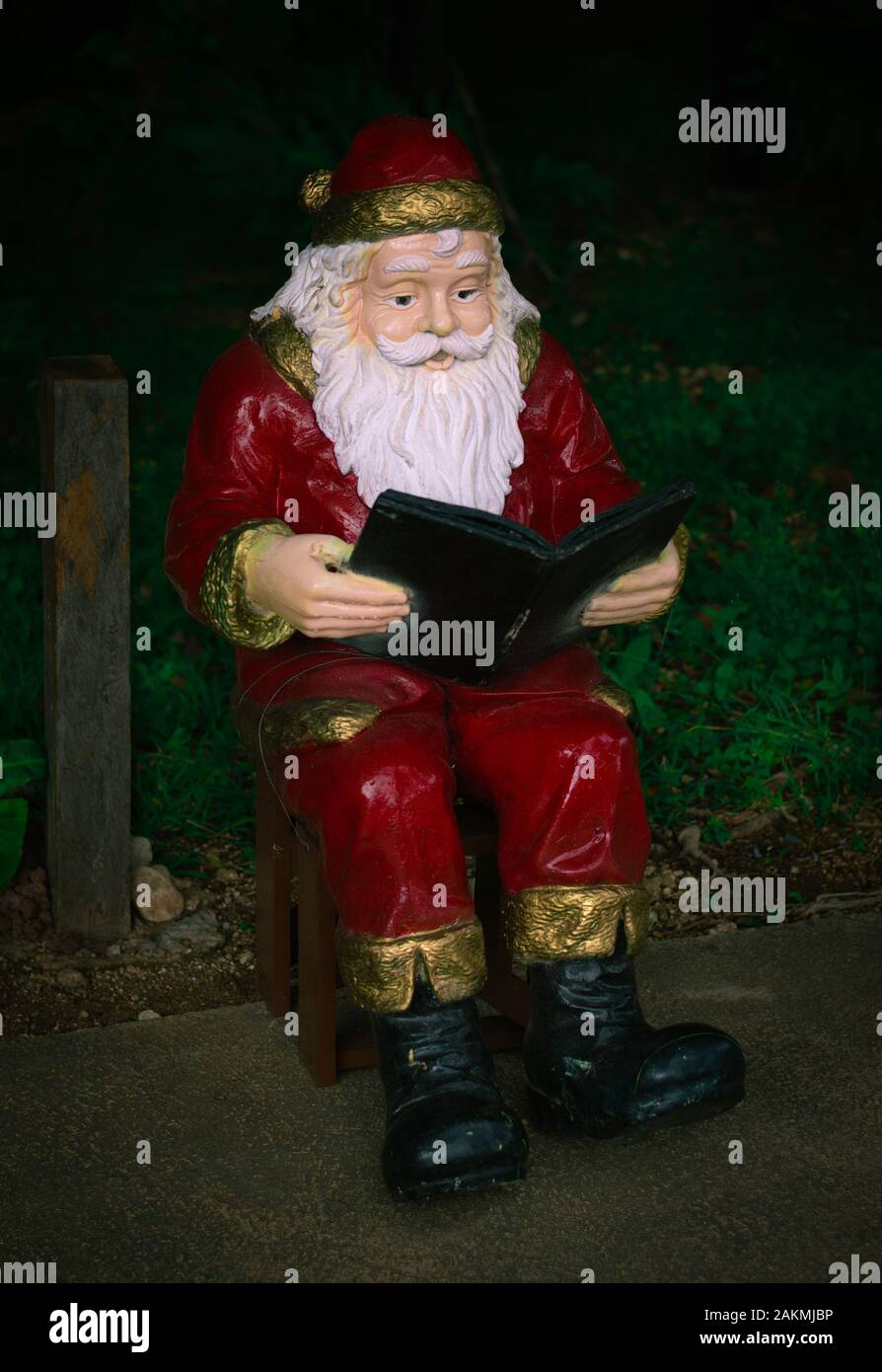 Decorazione di Santa la lettura di un libro Foto Stock