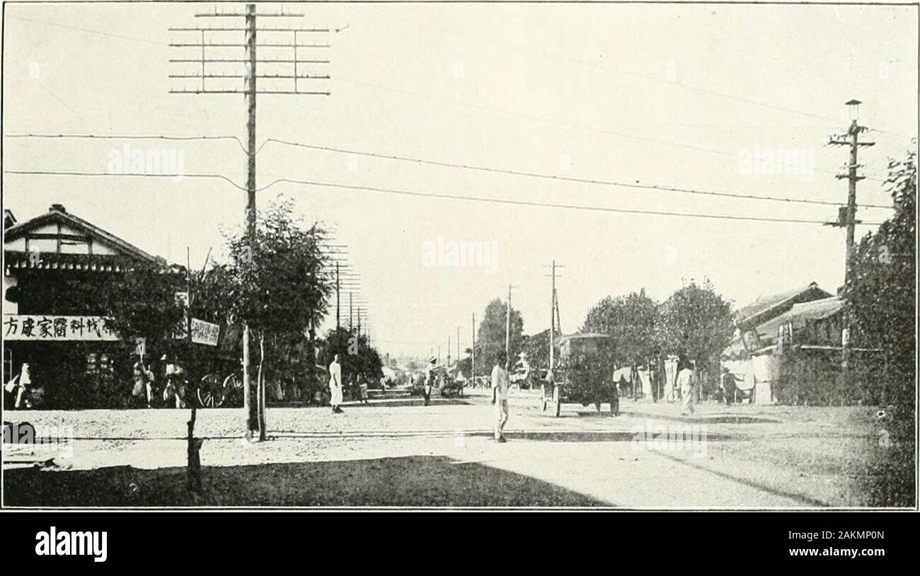 Scelta pittorica e la Manciuria . - 159 - 308. 308. Nuova strada di Pyengyang CpJ^). Pyengyang (^Jji pop. 59.000) è una grande città fluviale situato 165 milesto Nord di Seoul (l^M)- 1 egli paesaggio intorno è oltremodo lieau-tiful grazie al fiume Taidong (;::feltiliT.) costeggiando la città lungo la sua easternside. Essa abbonda anche di interesse storico come è stata la capitale della Kokuryu(K^li) Regno che prosperò 1.300 j-orecchie fa. Chinnanipo (|ftt^j^ pop.25.000) è un bel po' di porto, praticamente giapponese e gode di una posizione molto importantplace in Chosens; commercio estero. 309 Foto Stock