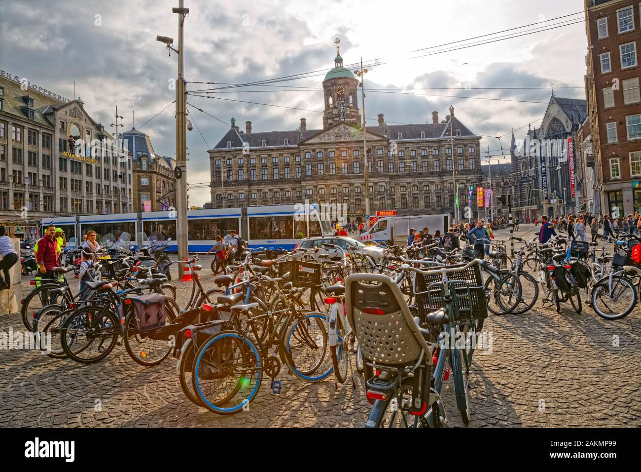 Amsterdam parcheggio biciclette in Piazza Dam Foto Stock