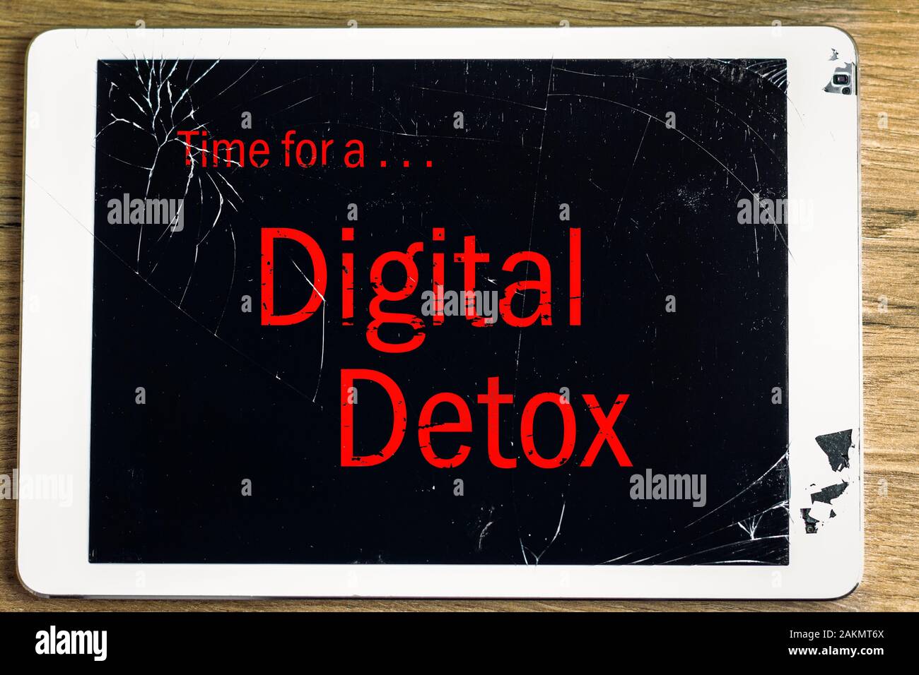 Tempo per un Digital Detox messaggio su un fracassato e screpolata tablet schermo, gestione di rabbia e di scollegare dal concetto di tecnologia Foto Stock