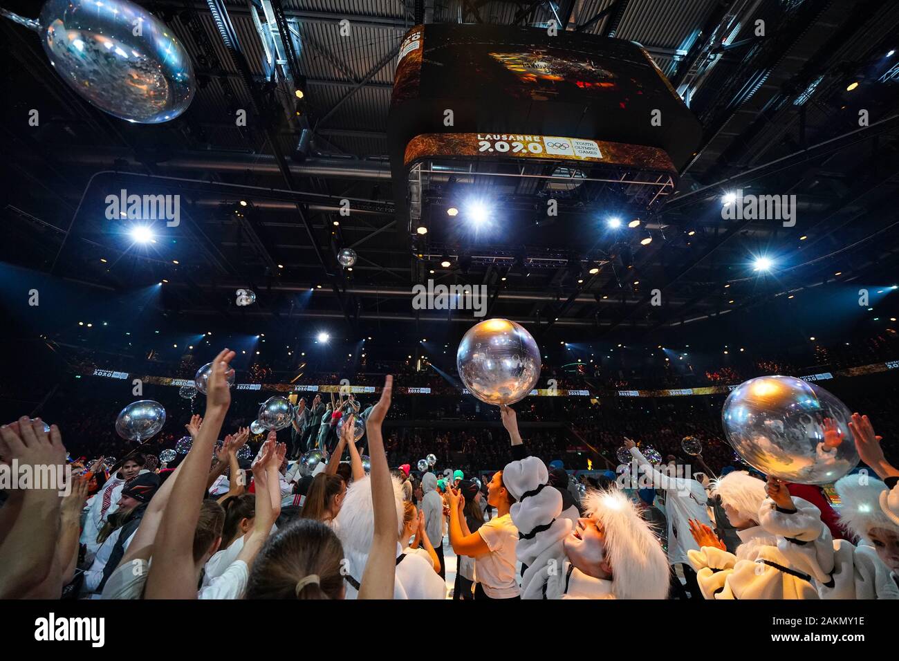 Losanna. Il 9 gennaio, 2020. Artisti eseguono durante la cerimonia di apertura del 3° Inverno Olimpiadi della Gioventù tenutasi a Vaudoise Arena a Losanna, in Svizzera il 9 gennaio, 2020. Credito: Lu Yang/Xinhua/Alamy Live News Foto Stock