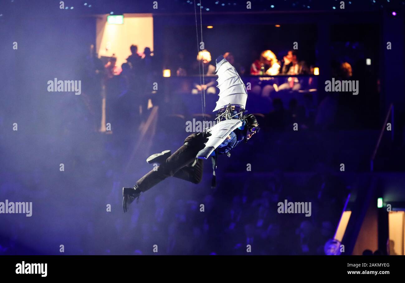 Losanna. Il 9 gennaio, 2020. Un attore compie durante la cerimonia di apertura del 3° Inverno Olimpiadi della Gioventù tenutasi a Vaudoise Arena a Losanna, in Svizzera il 9 gennaio, 2020. Credito: Shan Yuqi/Xinhua/Alamy Live News Foto Stock