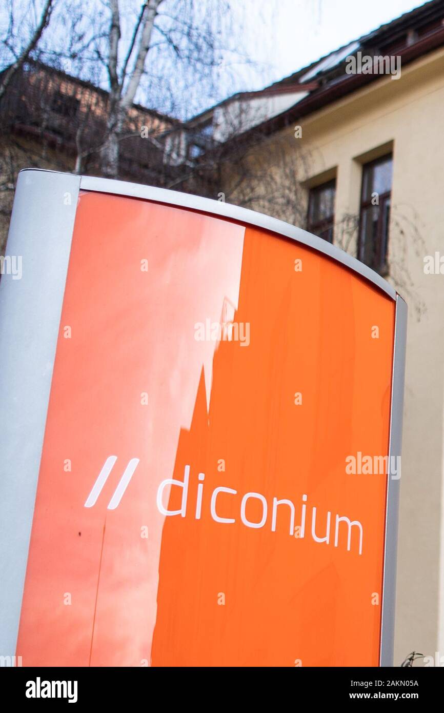 Stuttgart, Germania. 9 Gen, 2020. Il logo di Diconium sorge di fronte alla sede centrale della società in Römerkastell. La società digitale Diconium sarà completamente sotto l'ombrello di VW. In futuro i clienti del gruppo VW saranno in grado di collegare in rete i loro vetture con un 'digital shopping centre' e di eseguire funzioni importanti come ad esempio gli aggiornamenti del software del veicolo da qualsiasi luogo. Credito: Tom Weller/dpa/Alamy Live News Foto Stock