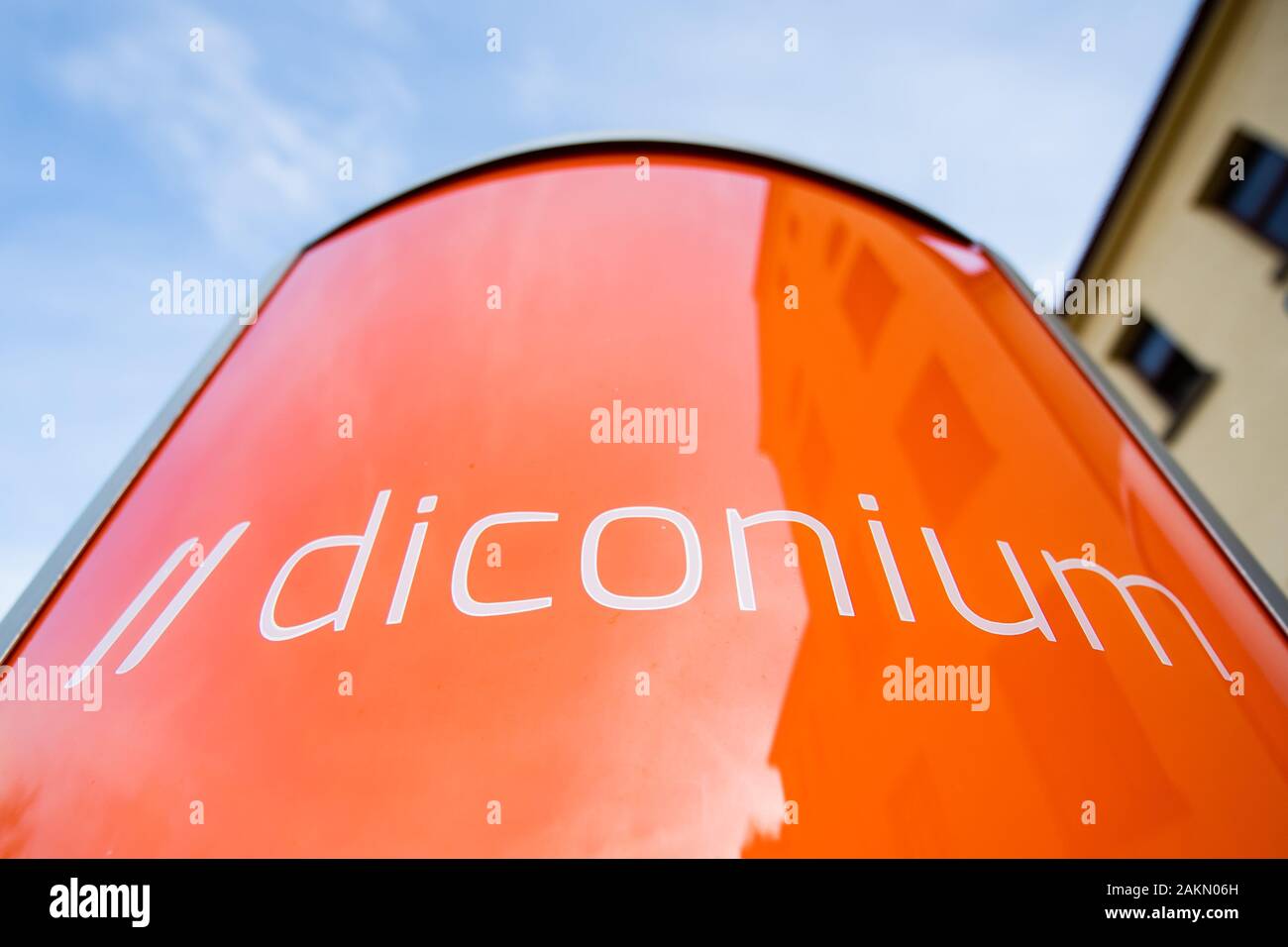 Stuttgart, Germania. 9 Gen, 2020. Il logo di Diconium sorge di fronte alla sede centrale della società in Römerkastell. La società digitale Diconium sarà completamente sotto l'ombrello di VW. In futuro i clienti del gruppo VW saranno in grado di collegare in rete i loro vetture con un 'digital shopping centre' e di eseguire funzioni importanti come ad esempio gli aggiornamenti del software del veicolo da qualsiasi luogo. Credito: Tom Weller/dpa/Alamy Live News Foto Stock