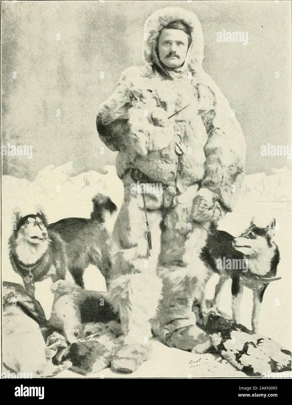 La famiglia Greene e i suoi rami da A.D861 a A.D1904 . dadventuresome sangue ugonotta, una volta così indicato chiaramente nella Pierce andKing marittimi e Buccaneers. Il sig. Baldwin è un membro della società NationalGeographical e del New York Yacht Club. In 1893-4 fu con pera^s Nord Groenlandia esposizione come istMeteorologist. Nel 1897 egli ha visitato Spitzbergen, come un volontario alla accompanyAndree nel suo viaggio verso il Polo Nord, ma lo sfortunato Andreeand i suoi due compagni approfittando di un vento favorevole, ha preso il via a breve ly prima che il sig. Baldwins arrivo alla stazione di palloncino. In 1898-9 egli Foto Stock
