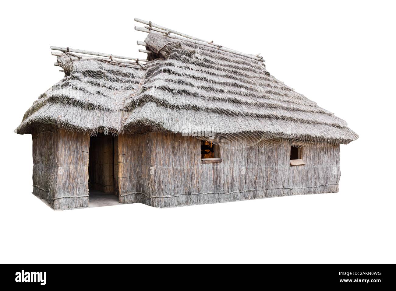 Antica casa di Ainu sull'isola di Hokkaido, Giappone, isolati su sfondo bianco. Foto Stock