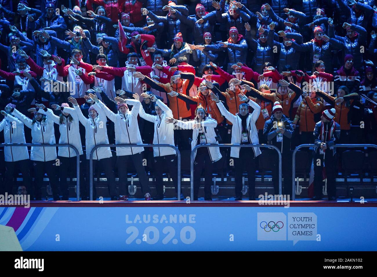 Losanna. Il 9 gennaio, 2020. Gli atleti reagire durante la cerimonia di apertura del 3° Inverno Olimpiadi della Gioventù tenutasi a Vaudoise Arena a Losanna, in Svizzera il 9 gennaio, 2020. Credito: Wang Jianwei/Xinhua/Alamy Live News Foto Stock