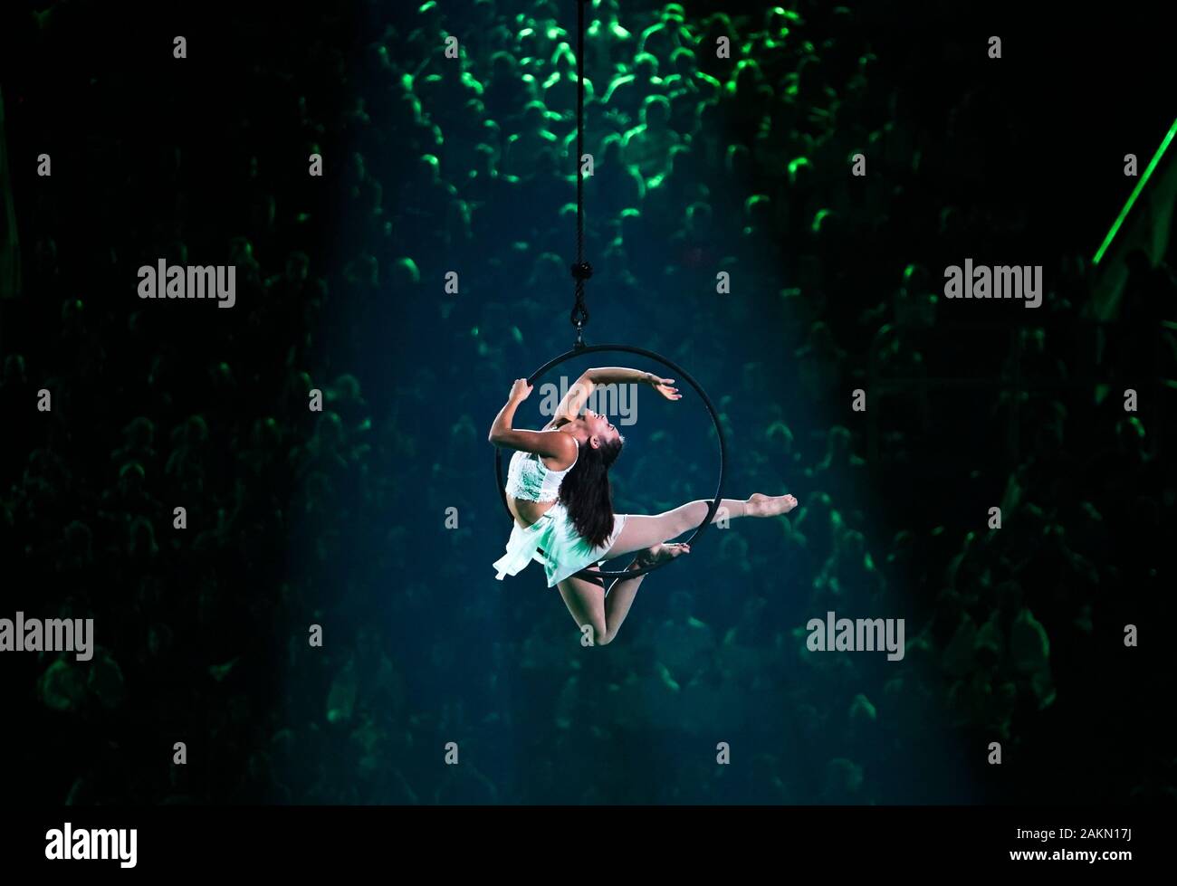 Losanna. Il 9 gennaio, 2020. Un artista esegue durante la cerimonia di apertura del 3° Inverno Olimpiadi della Gioventù tenutasi a Vaudoise Arena a Losanna, in Svizzera il 9 gennaio, 2020. Credito: Yang Shiyao/Xinhua/Alamy Live News Foto Stock