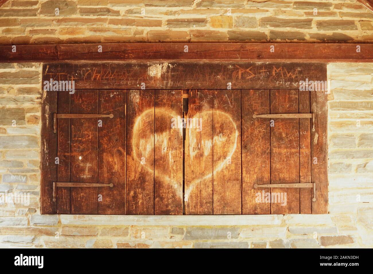 Persiane di legno con cuore scolpito su di essi Foto Stock