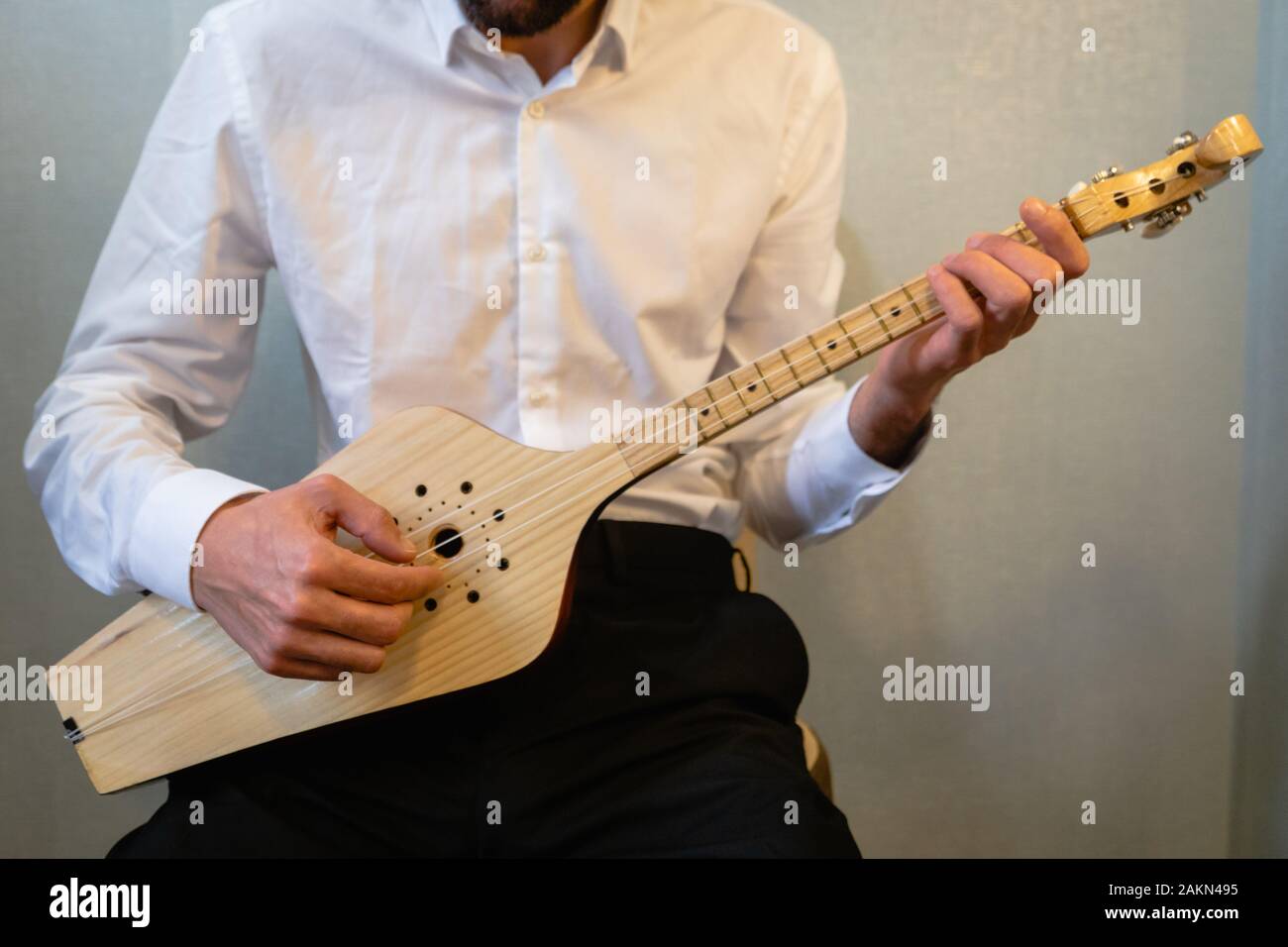 Panduri (Fanduri) close-up - panduri è un tradizionale georgiano tre-stringa pizzicata strumento comune in tutte le regioni della Georgia orientale Foto Stock