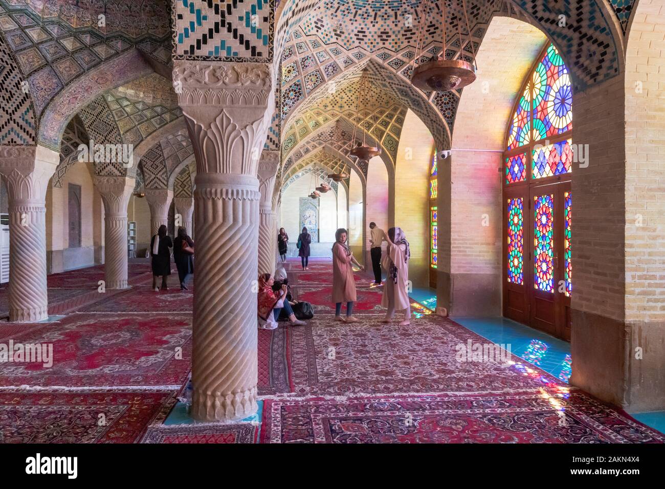 Shiraz, Iran - Giugno 2018: all'interno di Nasir ol Molk moschea conosciuta anche come la Moschea di rosa, uno dei più celebri moschee in Shiraz Foto Stock