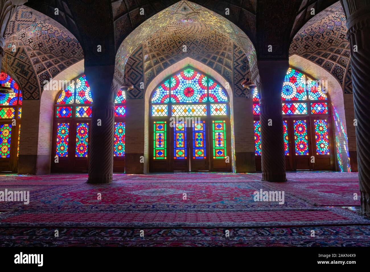 Shiraz, Iran - Giugno 2018: all'interno di Nasir ol Molk moschea conosciuta anche come la Moschea di rosa, uno dei più celebri moschee in Shiraz Foto Stock