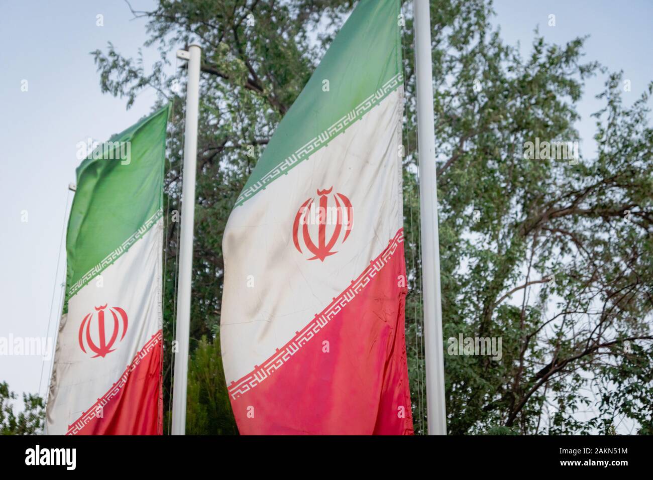 Bandiere iraniana, bandiere della Repubblica Islamica di Iran, agitando contro il cielo blu Foto Stock