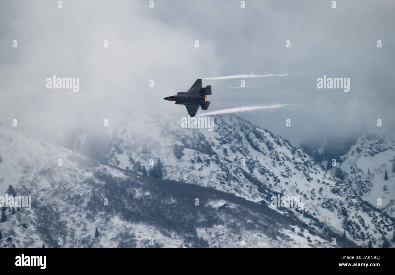 Un F-35un fulmine II con la F-35 Demo Team vola al fianco di Wasatch Range durante una dimostrazione pratica gen. 8, 2020, a Hill Air Force Base, Utah. Il team è ora assegnato al combattimento aereo al comando al 388 Fighter Wing. (U.S. Air Force foto di Senior Airman Alexander Cook) Foto Stock