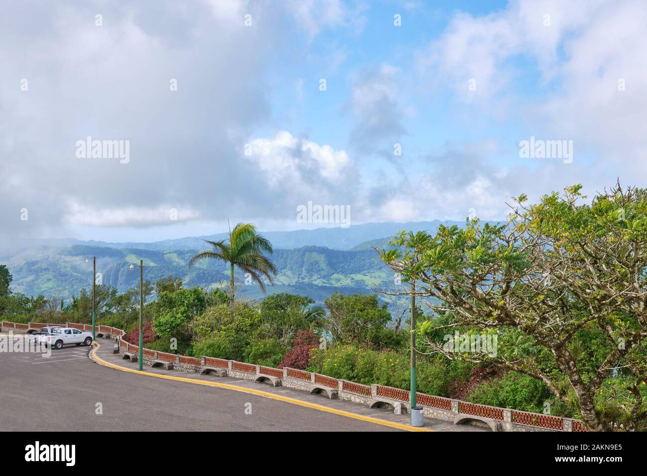 Fantastica vista della vallata sottostante dalla vetta del monte Isabel de Torres Puerto Plata Repubblica Dominicana. Foto Stock