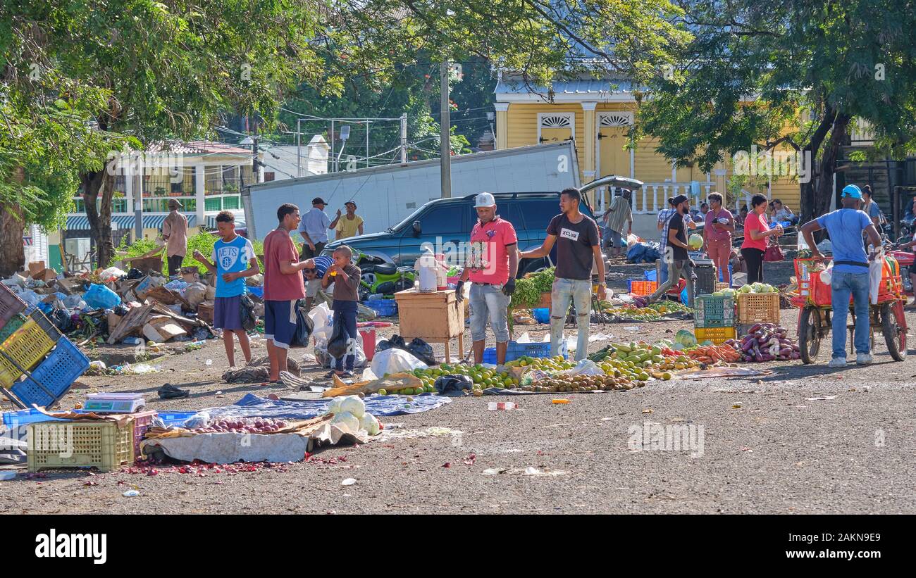 Mercato di frutta e verdura essendo condotta in un parcheggio in un basso reddito quartiere in Puerto Plata Repubblica Dominicana. Foto Stock