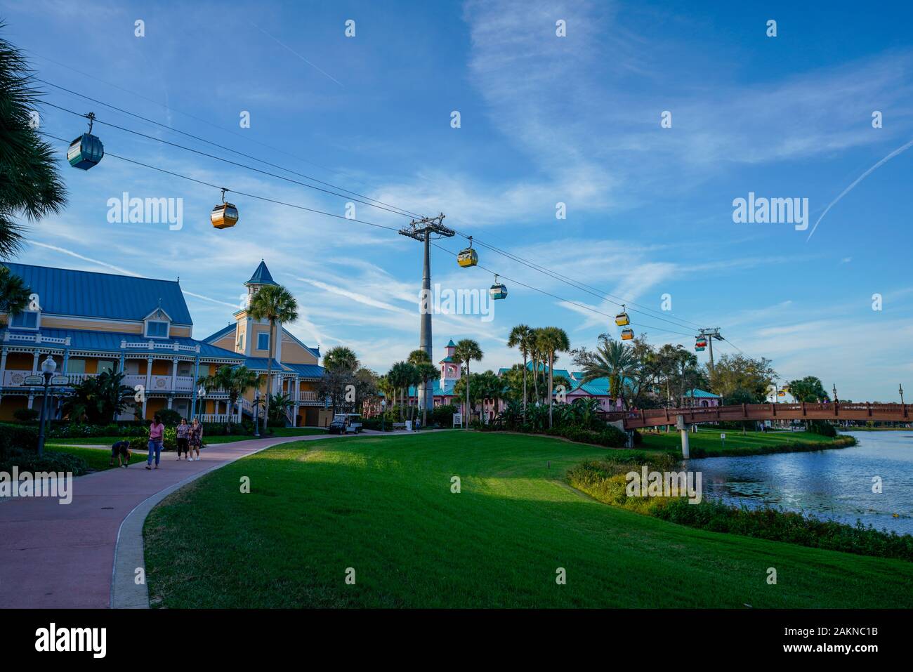 Walt Disney World Skyliner trasporto seggiovia trasporta gli ospiti intorno a Disney Resort caraibico e Riviera Resort in Orlando Florida. Foto Stock