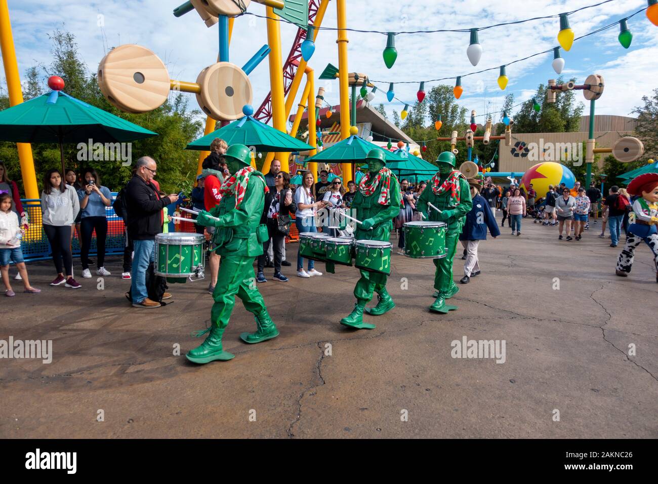 Il verde army men di Toy Story il filmato, a piedi attraverso il Toy Story Land sezione del parco in Hollywood Studios a Orlando in Florida. Foto Stock