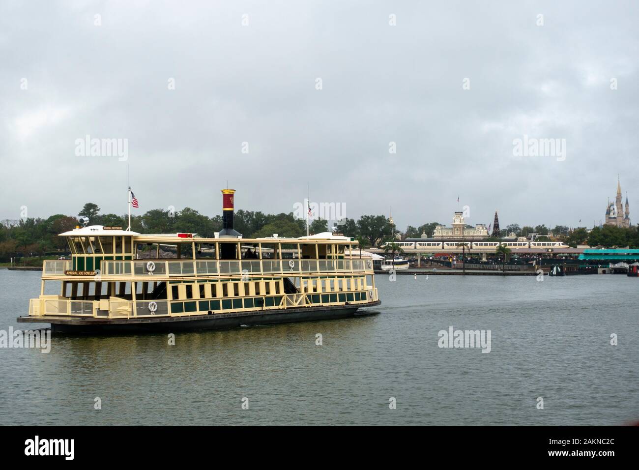 Disney ferry boat sails attraverso Bay Lake voce torna alla Disney Centro per il trasporto dopo aver lasciato il Magic Kingdom di Orlando FL. Foto Stock