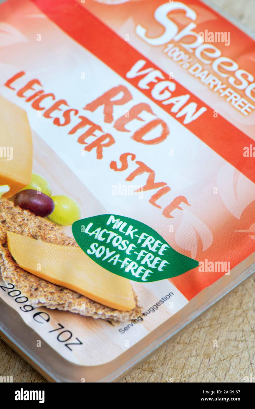 Sheese, vegan formaggio. Impianto basato il cibo. Vegan red leicester pacchetto di stile. Regno Unito Foto Stock