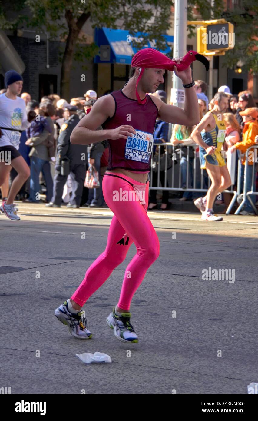New York City, NY USA. Nov 2008. La colorata e divertente e costumi patriottica di ciò che molti corridori usura alla maratona di New York. Foto Stock