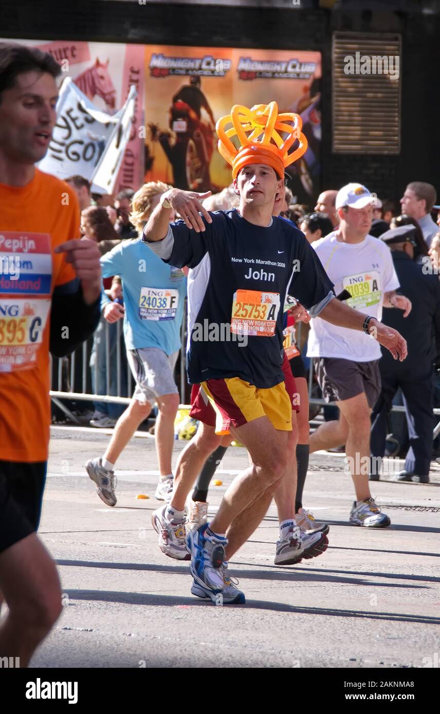 New York City, NY USA. Nov 2008. La colorata e divertente e costumi patriottica di ciò che molti corridori usura alla maratona di New York. Foto Stock