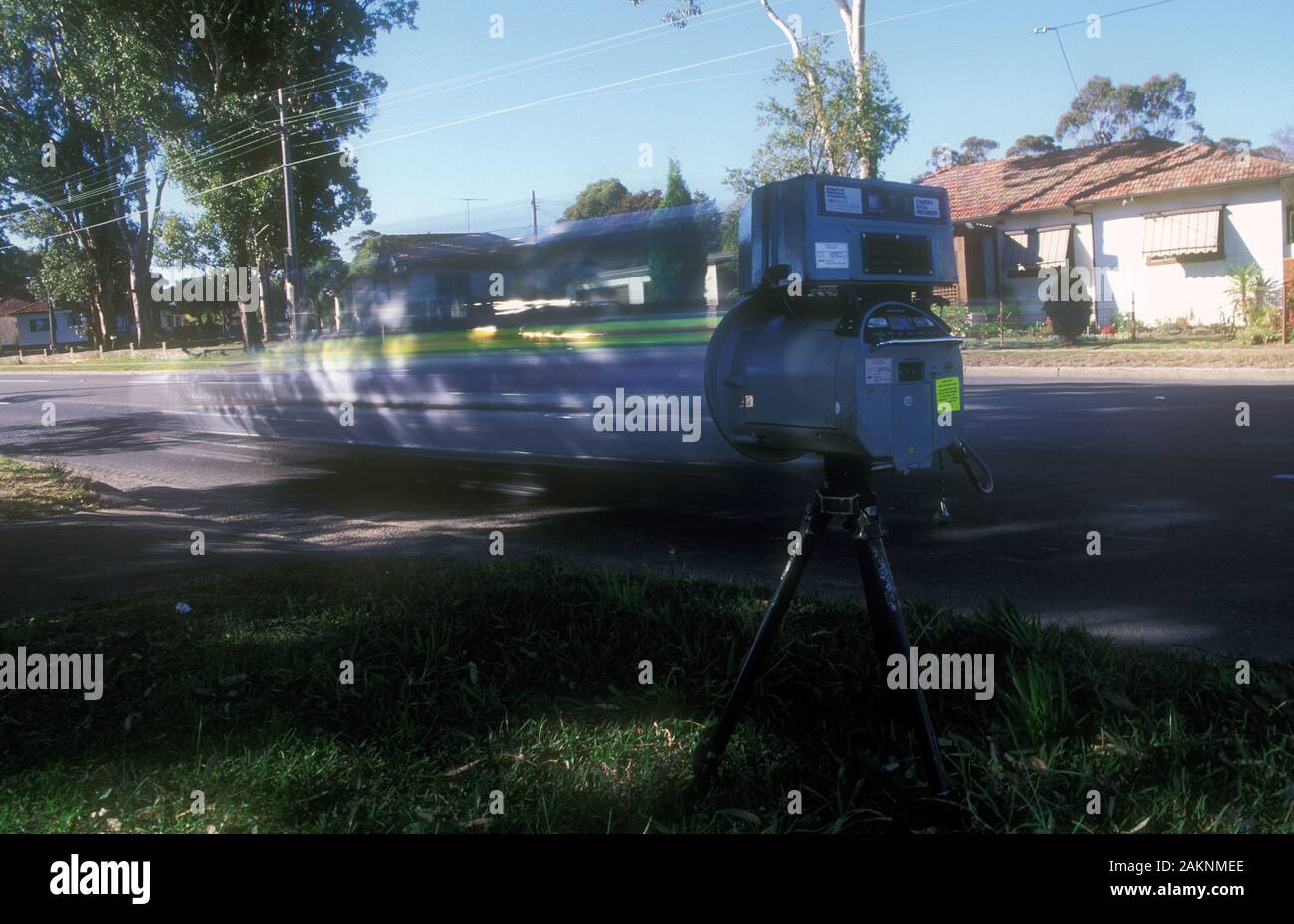 FOTOCAMERA DI VELOCITÀ DELLA POLIZIA MONTAGGIATA SU TRIPEODE IN FUNZIONE SU UNA STRADA DI PERIFERIA DI SIDNEY, NUOVO GALLES DEL SUD, AUSTRALIA. Foto Stock