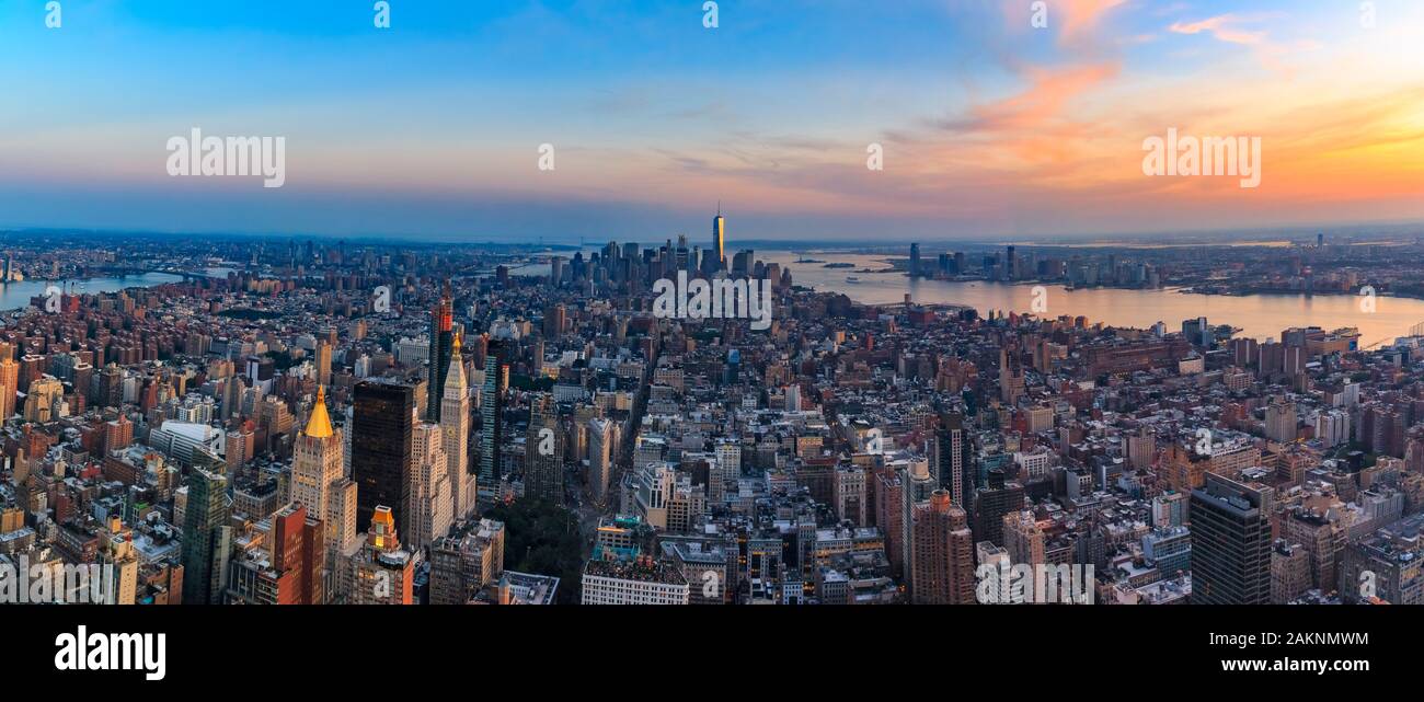 Panorama al tramonto di New York Downtown, inferiore dello skyline di Manhattan con il One World Trade Center grattacielo visto dall' Empire State Building Foto Stock