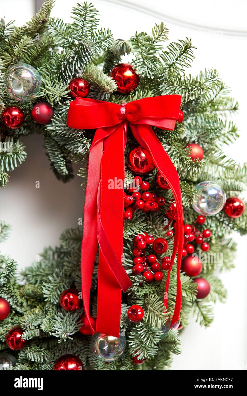 Albero di natale in auto. Carrello porta albero di Natale decorato per le  vacanze. Ghirlande e protuberanze e la stella rossa. Felice Natale Immagine  e Vettoriale - Alamy