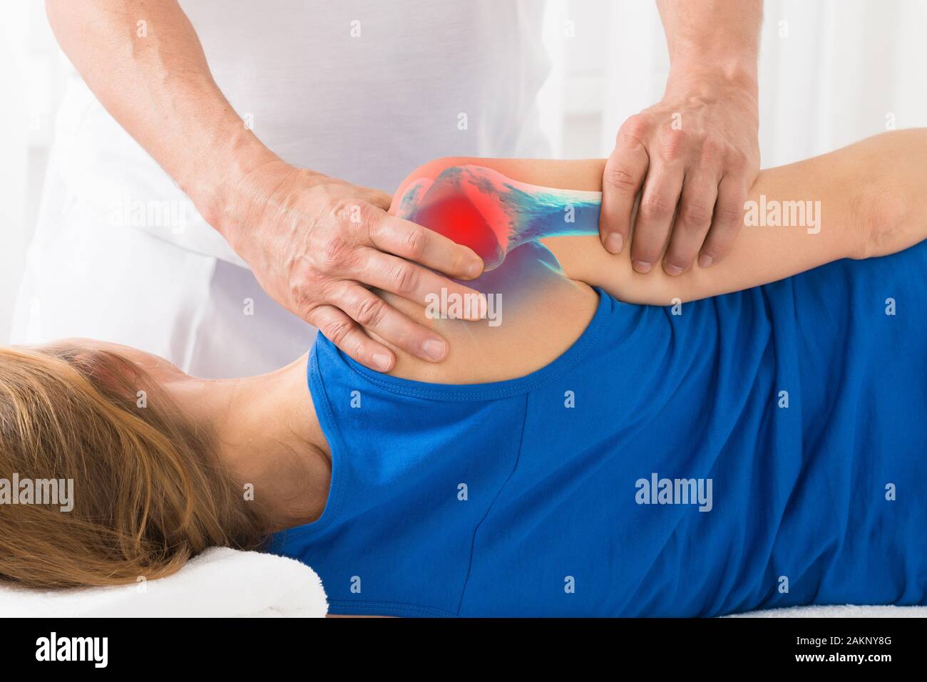 Close-up della persona che conferisce al massaggio donna matura Foto Stock