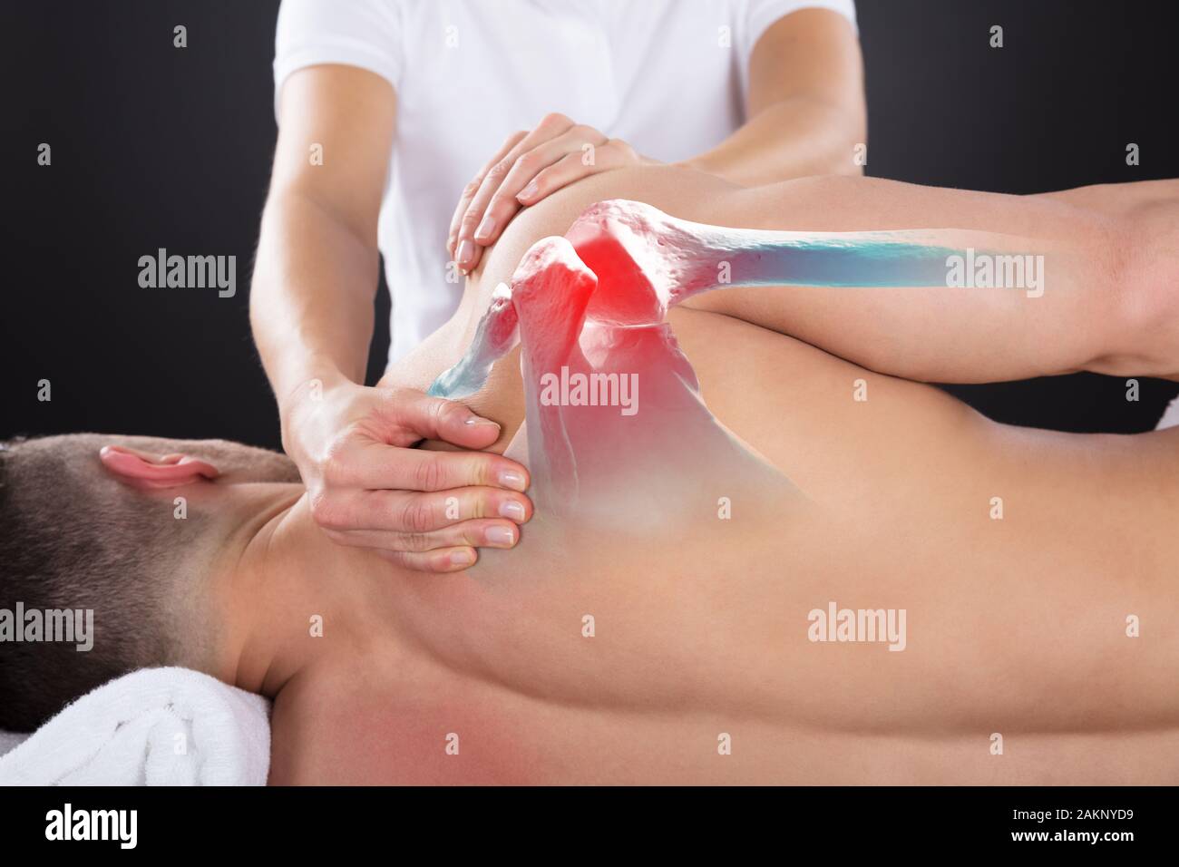 Close-up di persona dando del massaggio per uomo Foto Stock