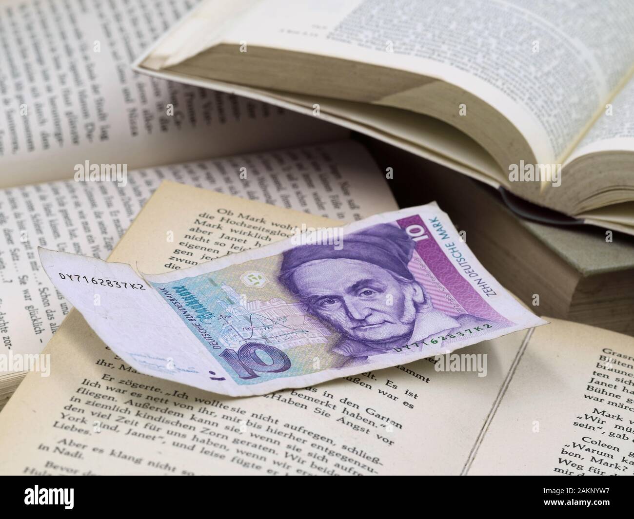 Vecchia valuta tedesca, Tedesco 10 D-Mark banconota nascosta in un vecchio libro Foto Stock