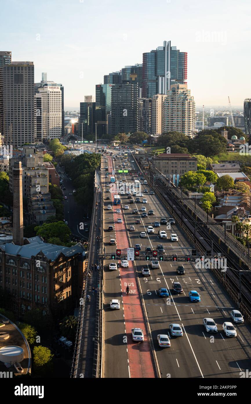 Sydney, Australia - 02 Ottobre 2019: unità di traffico sul famoso Ponte del Porto di Sydney in Australia la più grande città Foto Stock