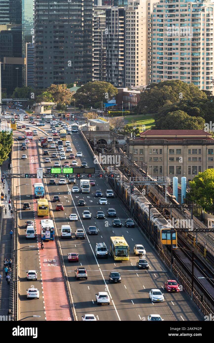 Sydney, Australia - 02 Ottobre 2019: unità di traffico sul famoso Sydney Harbour Bridge lungo un treno dei pendolari in Australia la più grande città Foto Stock
