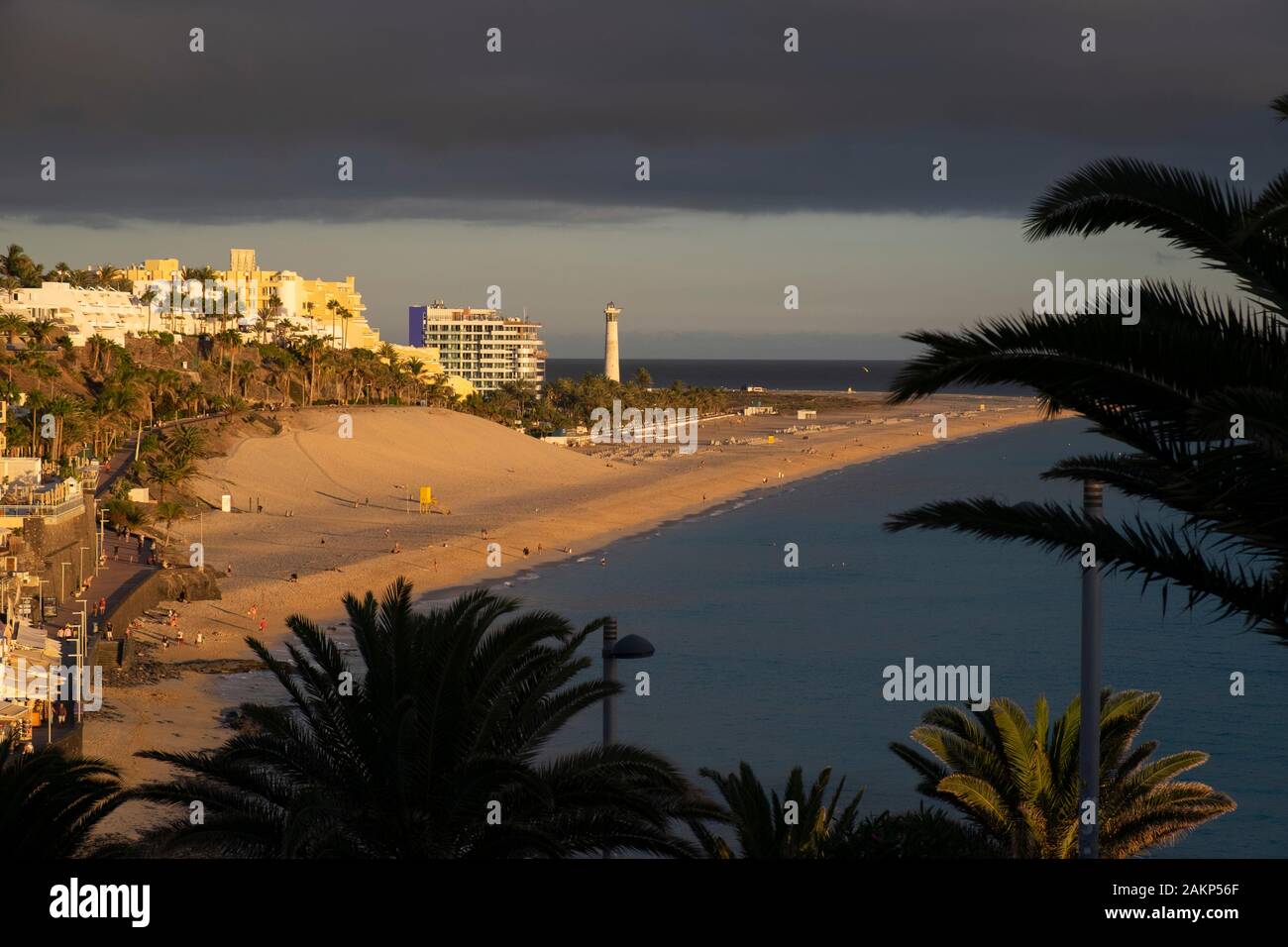 Vista in elevazione della spiaggia di Jandia la sera la luce del sole , Morro Jable, Penisola di Jandia, Fuerteventura, Isole Canarie, Spagna, Europa Foto Stock