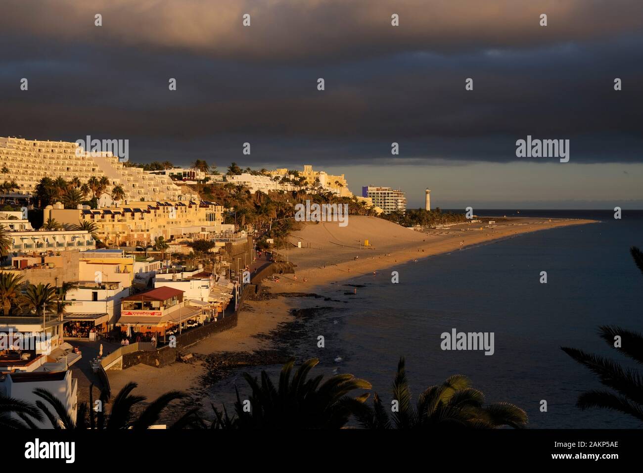 Vista in elevazione della spiaggia di Jandia e Morro Jable in serata la luce solare, Penisola di Jandia, Fuerteventura, Isole Canarie, Spagna, Europa Foto Stock