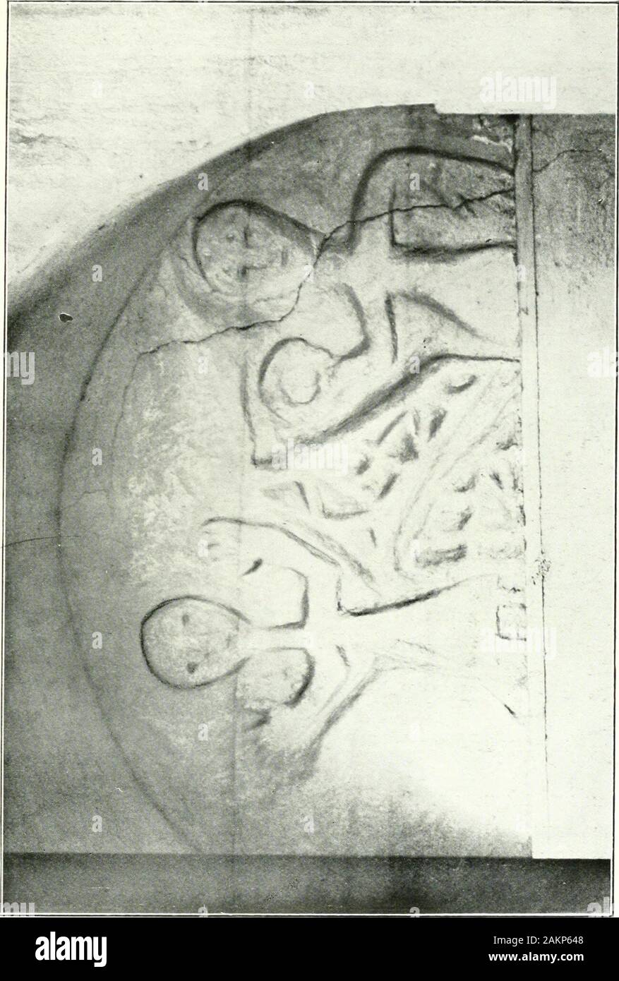 Bizantina e romanica architettura . n ha a che fare con la figura di scuola lombarda,ed è giusto dire che queste cifre (piastra CLVII I)a WoRDWELL nel Suffolk non sono molto peggio di thoseat Cividale del Friuli il Normanno tentativi di animali non sono muchbetter : essi sono generalmente grottesca trattati lions herald-ically con code che si ramificano in fogliame, barbaro abbastanza,e mostrando ma poco promessa in un primo momento del futuro eccellenza.Nel timpano a Stow Longa, Huntingdonshire(piastra CLIX), c'è una strana la figura di una sirena,con da un lato un animale apparentemente apedest di montaggio Foto Stock