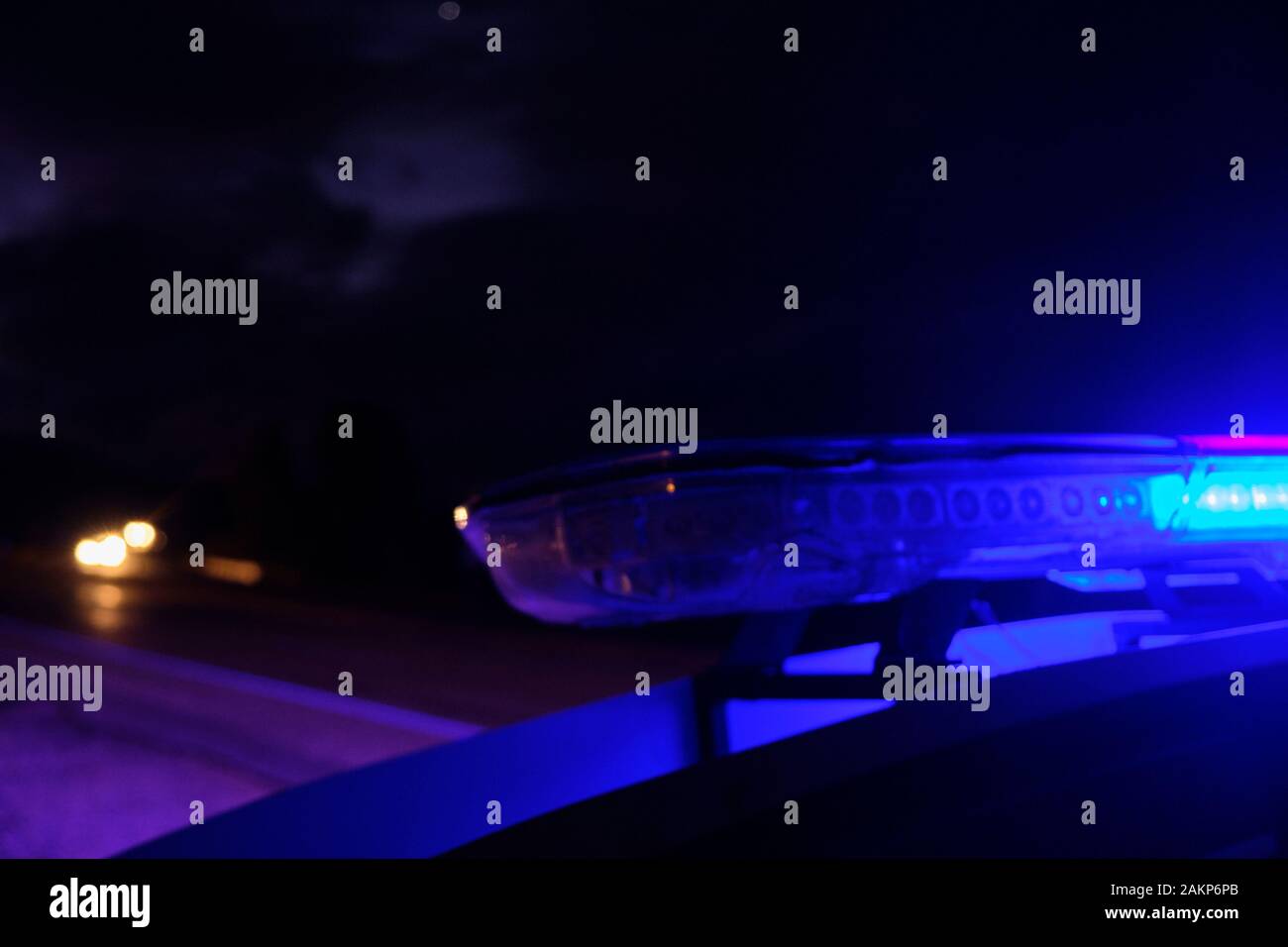 Auto della Polizia luci lampeggianti nella notte il fuoco selettivo. Foto Stock