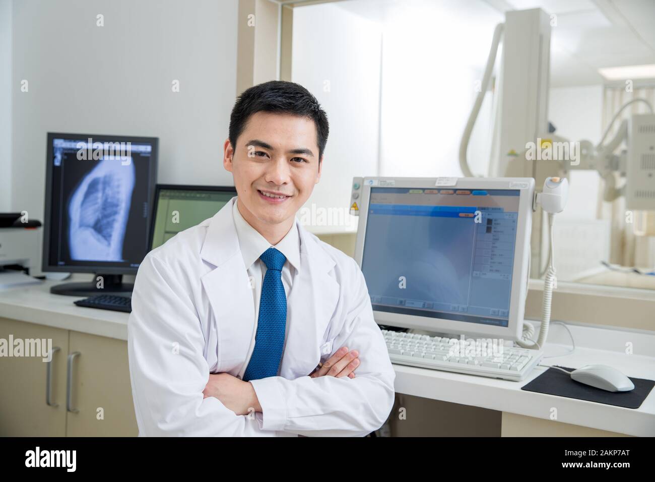 Fiducioso medico maschio Foto Stock