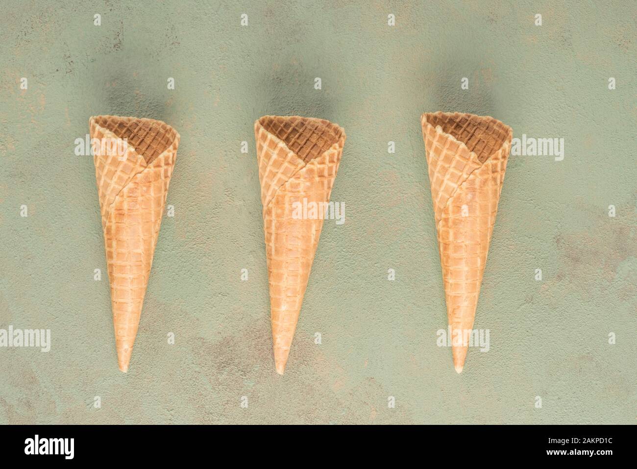 tre coni gelato vuoti sul tavolo Foto Stock
