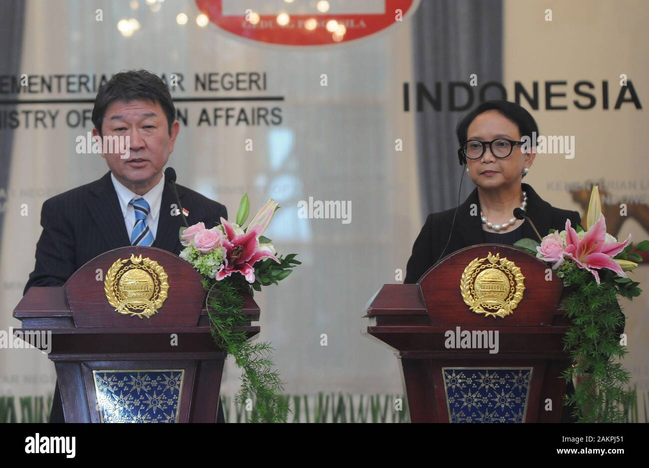 Jakarta, Indonesia. Decimo gen, 2020. Indonesian Ministro degli Affari Esteri RETNO MARSUDI con il Giappone del ministro degli Affari Esteri Toshimitsu Motegi (sinistra) durante il loro incontro a Jakarta. Credito: Dasril Roszandi/ZUMA filo/ZUMAPRESS.com/Alamy Live News Foto Stock