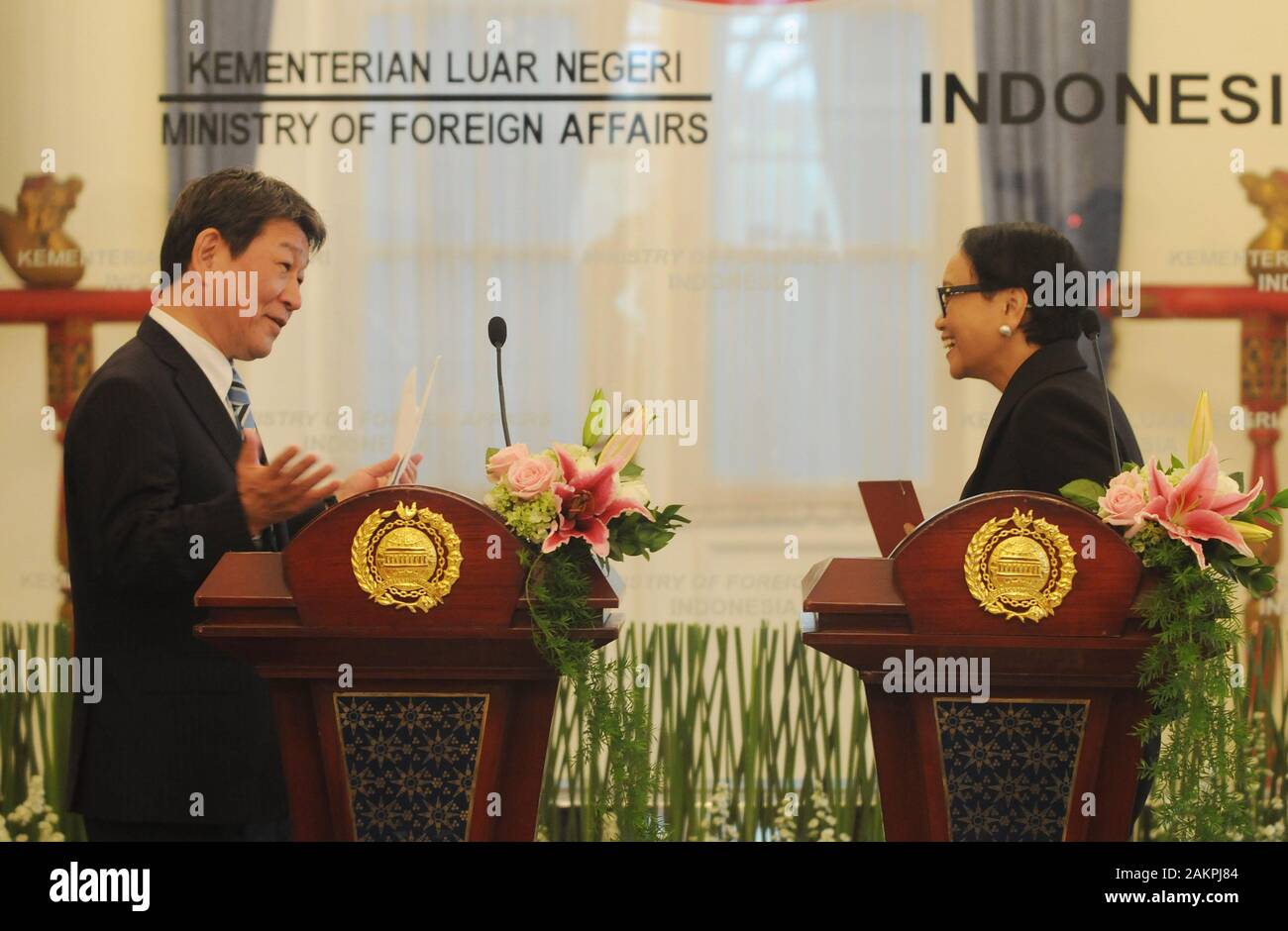 Jakarta, Indonesia. Decimo gen, 2020. Indonesian Ministro degli Affari Esteri Retno Marsudi (destra) colloquia con il suo Giappone del ministro degli Affari Esteri Toshimitsu Motegi (sinistra) durante il loro incontro a Jakarta. Credito: Dasril Roszandi/ZUMA filo/ZUMAPRESS.com/Alamy Live News Foto Stock