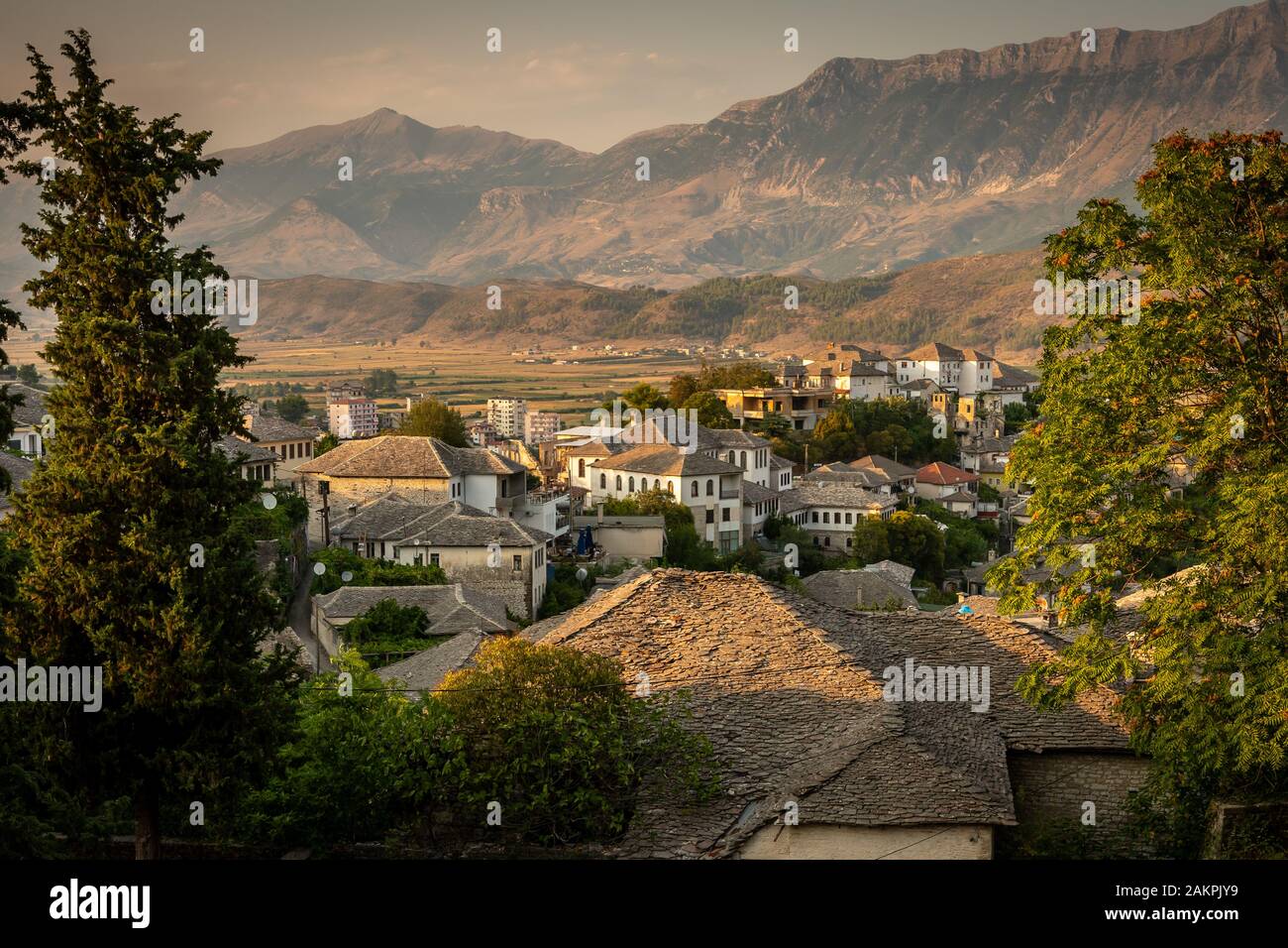 Case di pietra in una città vecchia in Argirocastro, Albania Foto Stock