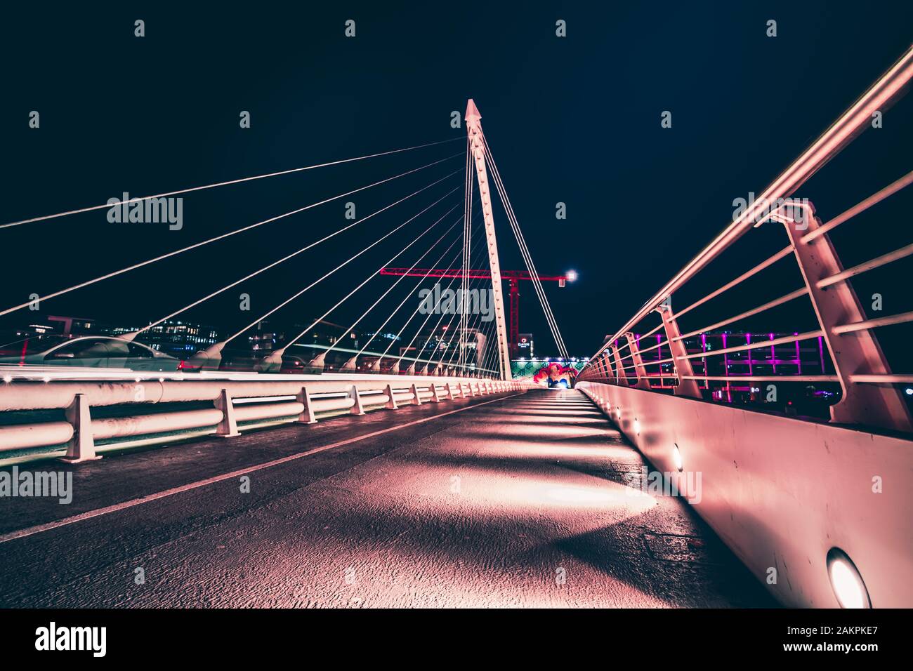 Samuel Becket Bridge a Dublino di notte. Luci irlandesi della città. Foto Stock