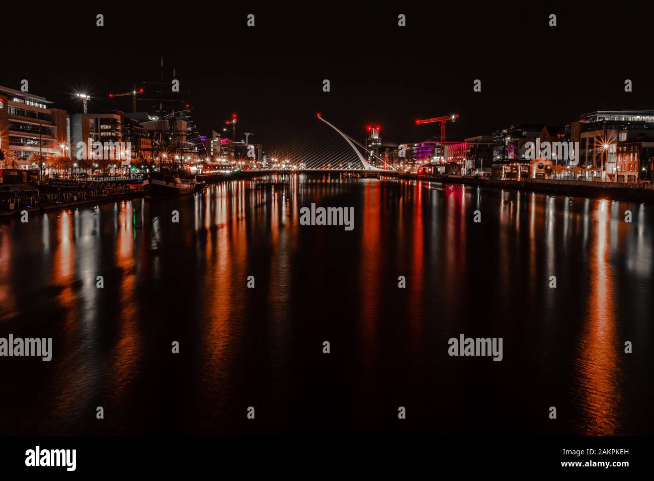 La città di Dublino di notte, luci che riflettono fuori del fiume Liffey.Office edifici nel quartiere finanziario di Dublino di notte. Foto Stock