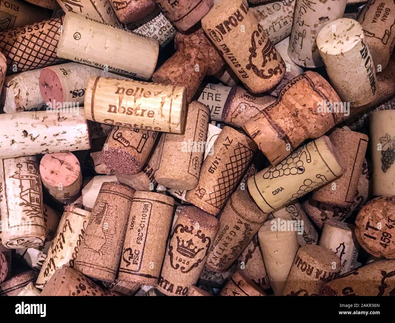 Una vista ravvicinata di una collezione di tappi di vino usati. Foto Stock