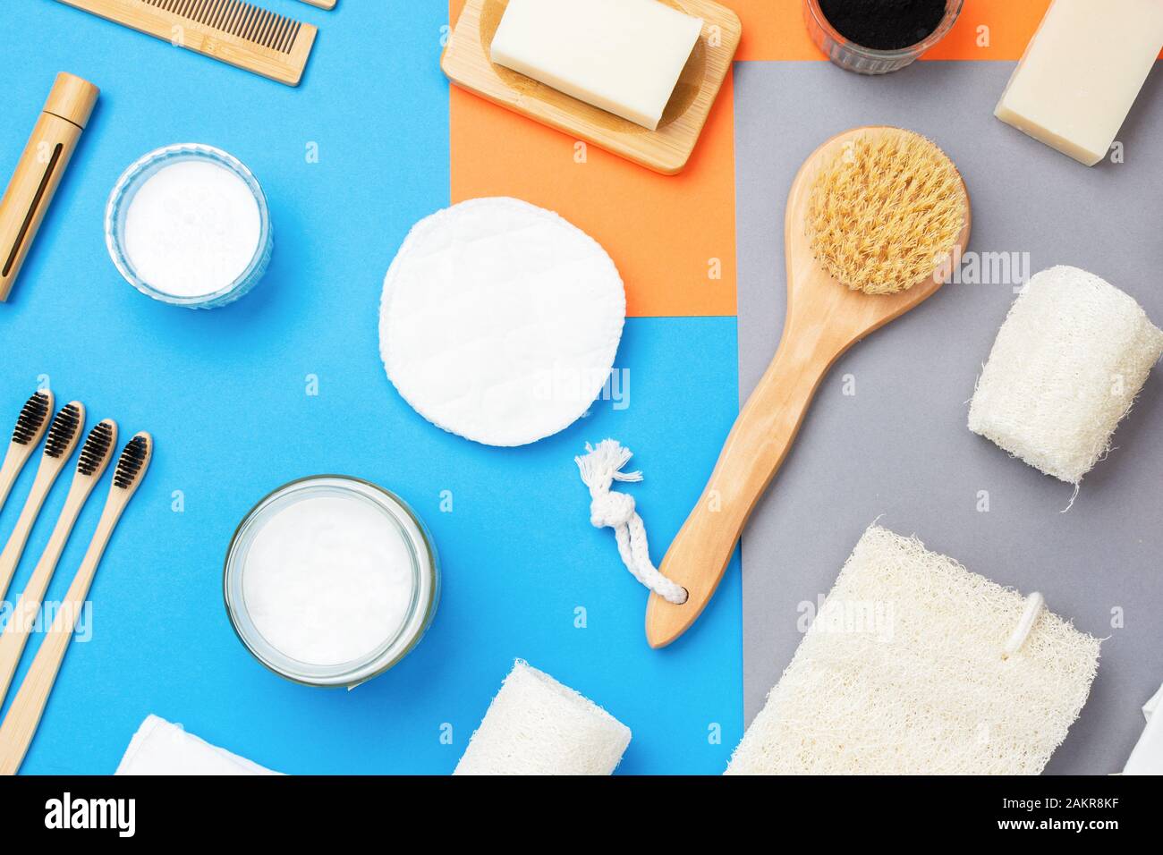 Creative layour di zero rifiuti eco friendly prodotti per la cura personale spazzole di legno, spazzolini di bambù, luffa, saponi naturali. Bicarbonato di sodio, olio di cocco, Foto Stock
