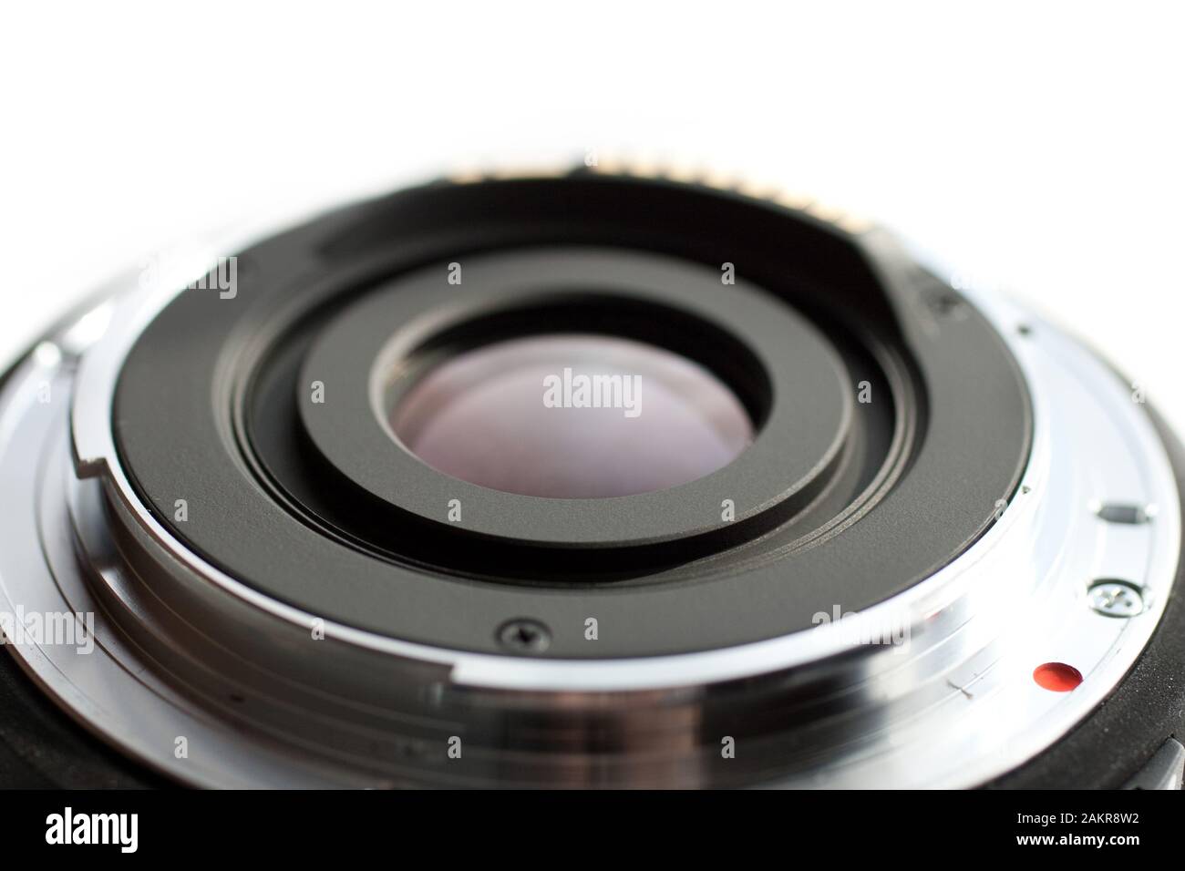 Reflex a obiettivo singolo (fotocamera SLR) lente su sfondo bianco. Foto Stock