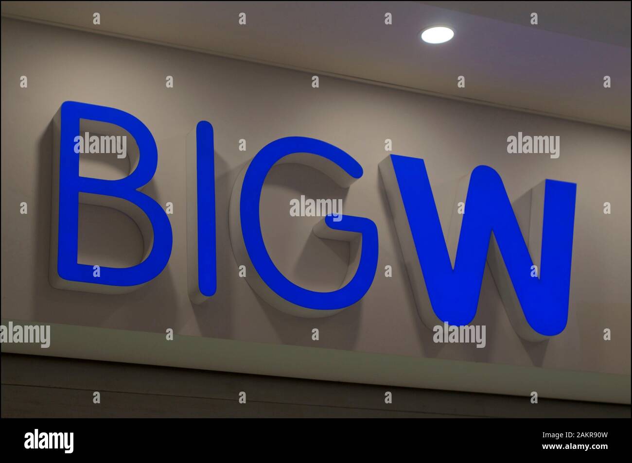 Brisbane, Queensland, Australia - 20th Dicembre 2019 : Grande logo W appesi sopra l'entrata del negozio nel CBD di Brisbane. Big W è un chai australiano Foto Stock